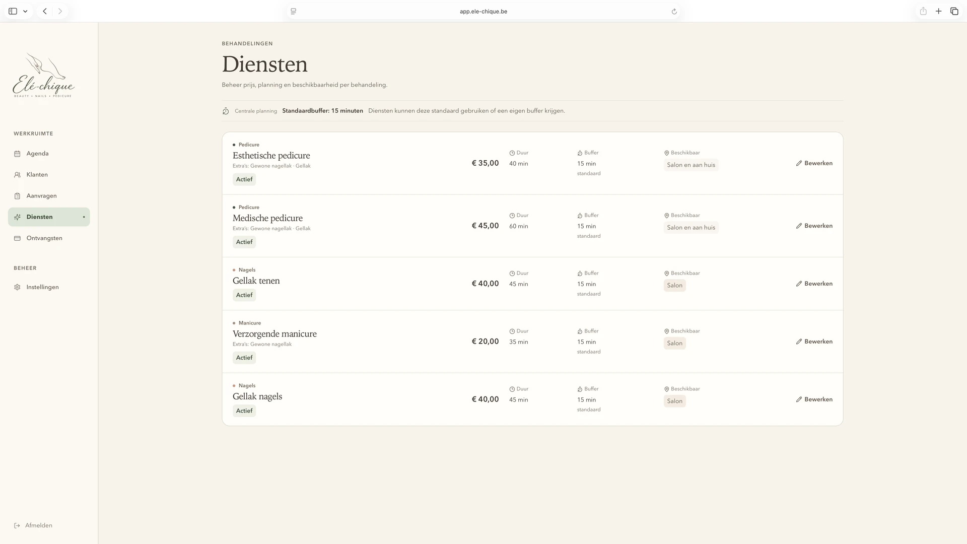 Dienstenbeheer van Elé-chique met per behandeling prijs, duur, buffertijd, beschikbaarheid en actieve status